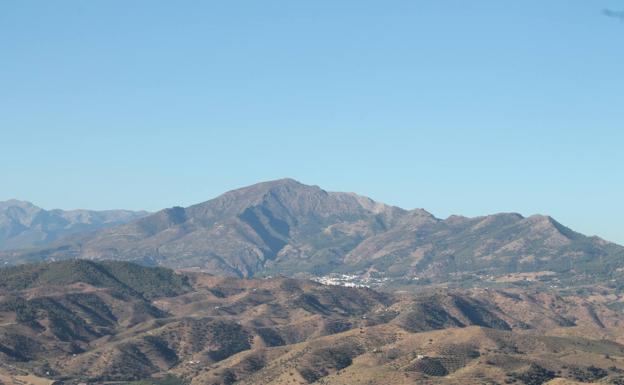 Al fondo, Casarabonela, a los pies de Sierra Prieta.