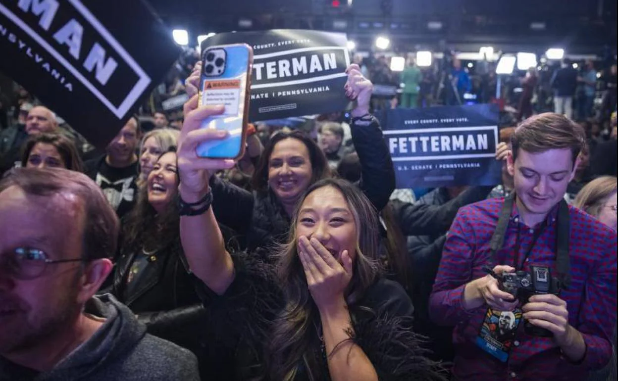 Simpatizantes del demócrata John Fetterman celebran sus resultados.