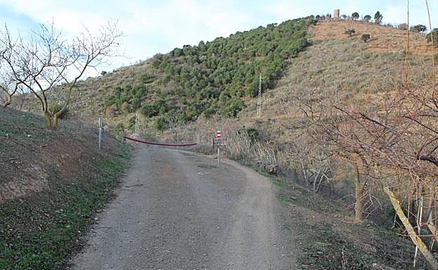 Al fondo se ve el cerro que hay que coronar para llegar a la torre.