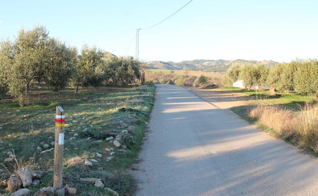 La primera parte del recorrido coincide con una etapa de la Gran Senda de Málaga (Ardales-El Burgo)