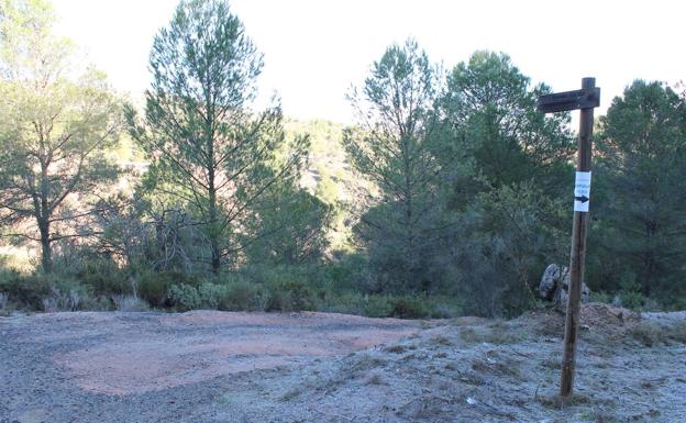 Hay un cartel que señaliza el acceso a Fuente Garzón.