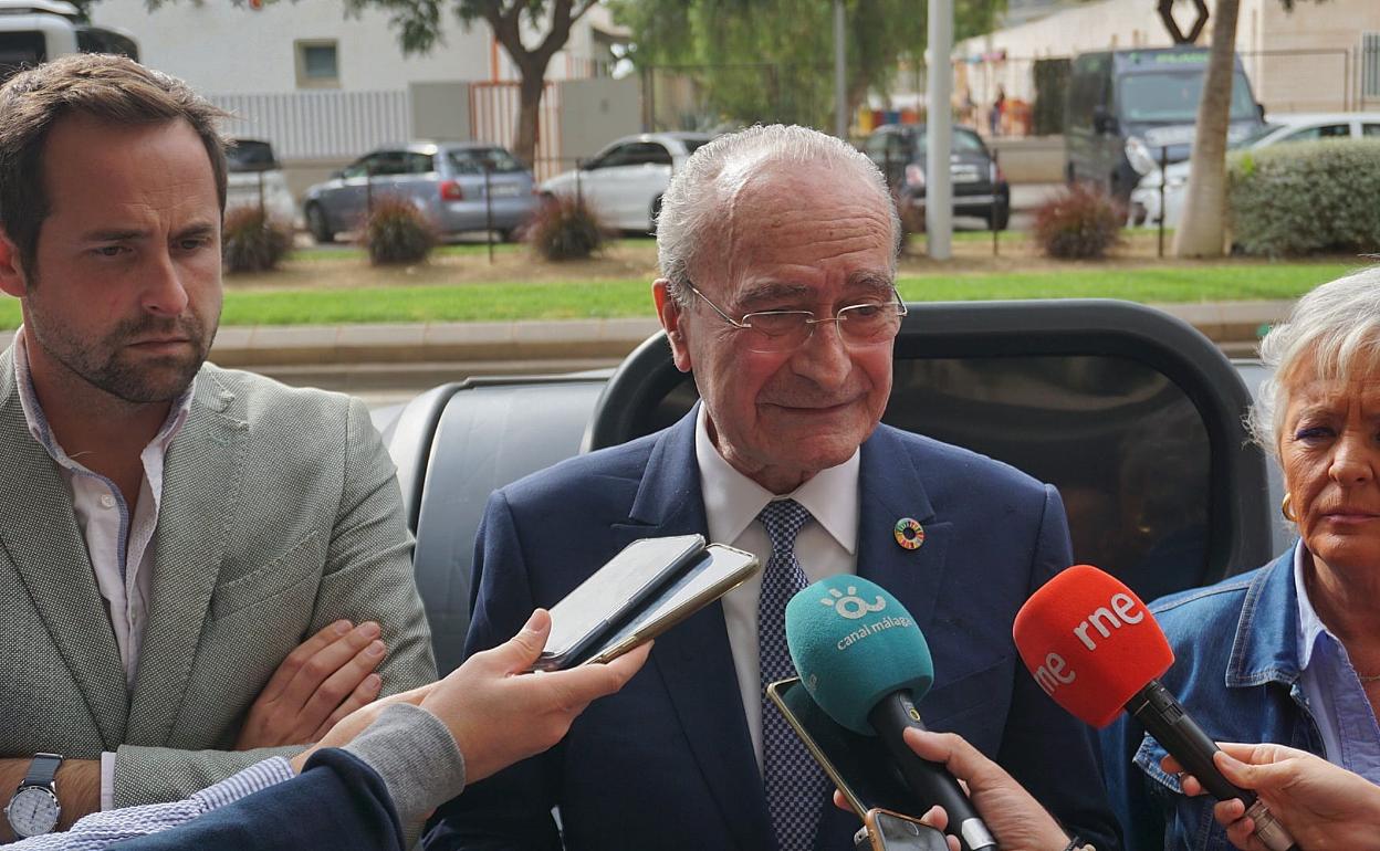De la Torre junto a Luis Verde y Teresa Porras, ayer. 