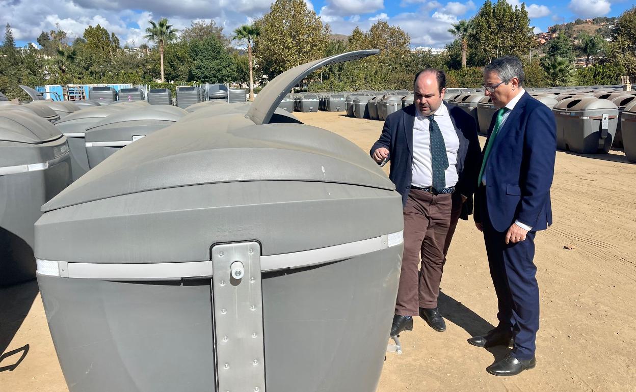 Borja Ortiz y Francisco Salado, con los nuevos contenedores. 