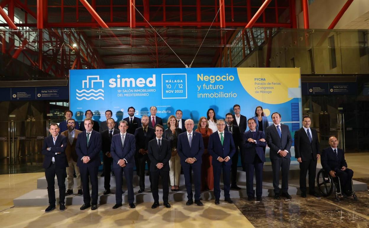 Foto de familia de autoridades y responsables de empresas que han participado en la inauguración oficial del SIMED. 