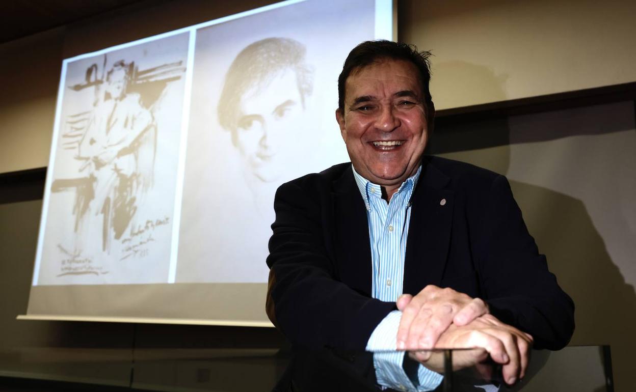 El periodista Pedro Luis Gómez, minutos antes de arrancar la conferencia, ayer en el Museo de Málaga. 