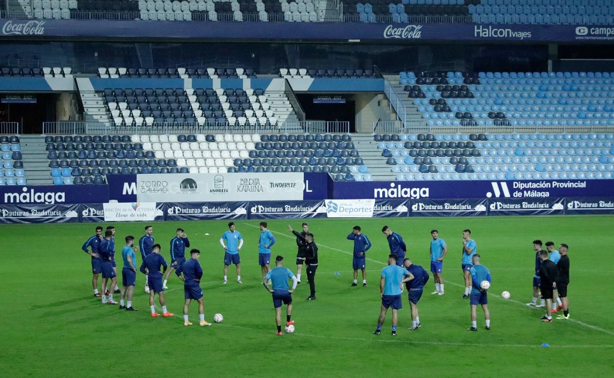 Los jugadores del Rincón, este viernes al comienzo de la sesión de entrenamiento. 