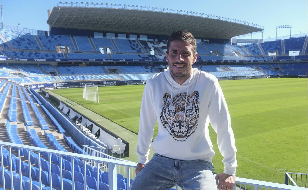 Chavarría posa para SUR antes de la entrevista en el estadio de La Rosaleda, con la grada de Preferencia de fondo.