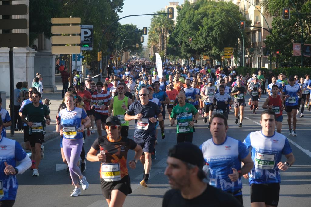 Miles de corredores participan en esta prueba que discurre por 21.097 metros homologados por la Real Federación Española de Atletismo, con sólo diez curvas y seis metros de desnivel desde el punto más alto al más bajo del recorrido.