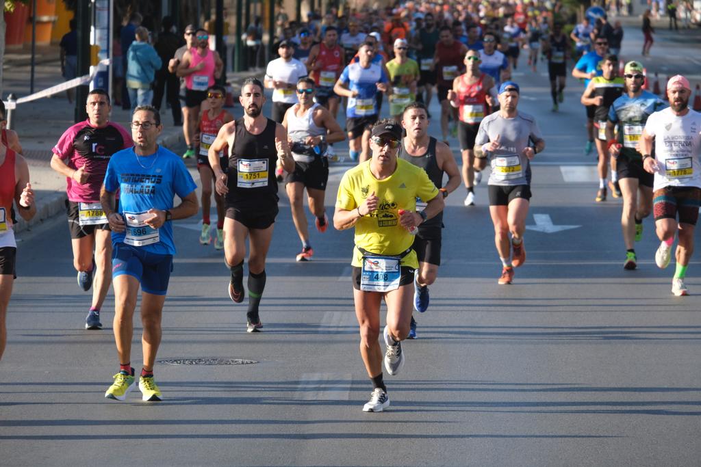 Miles de corredores participan en esta prueba que discurre por 21.097 metros homologados por la Real Federación Española de Atletismo, con sólo diez curvas y seis metros de desnivel desde el punto más alto al más bajo del recorrido.