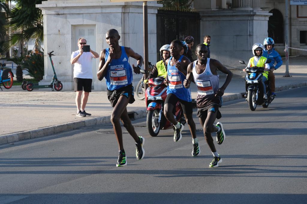 Miles de corredores participan en esta prueba que discurre por 21.097 metros homologados por la Real Federación Española de Atletismo, con sólo diez curvas y seis metros de desnivel desde el punto más alto al más bajo del recorrido.