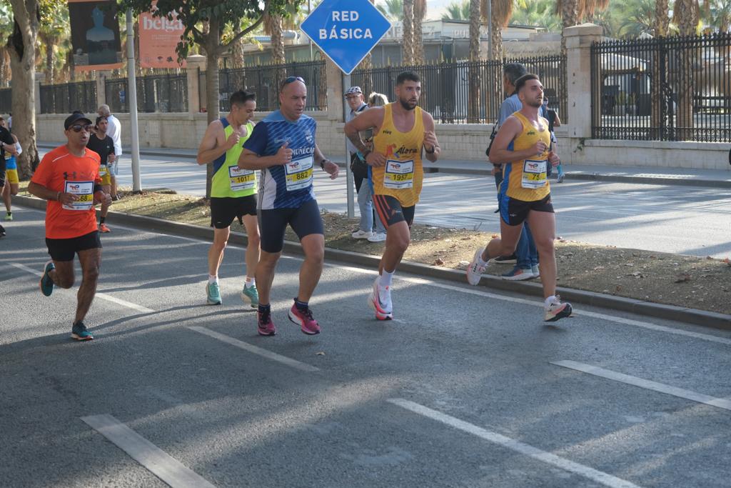 Miles de corredores participan en esta prueba que discurre por 21.097 metros homologados por la Real Federación Española de Atletismo, con sólo diez curvas y seis metros de desnivel desde el punto más alto al más bajo del recorrido.