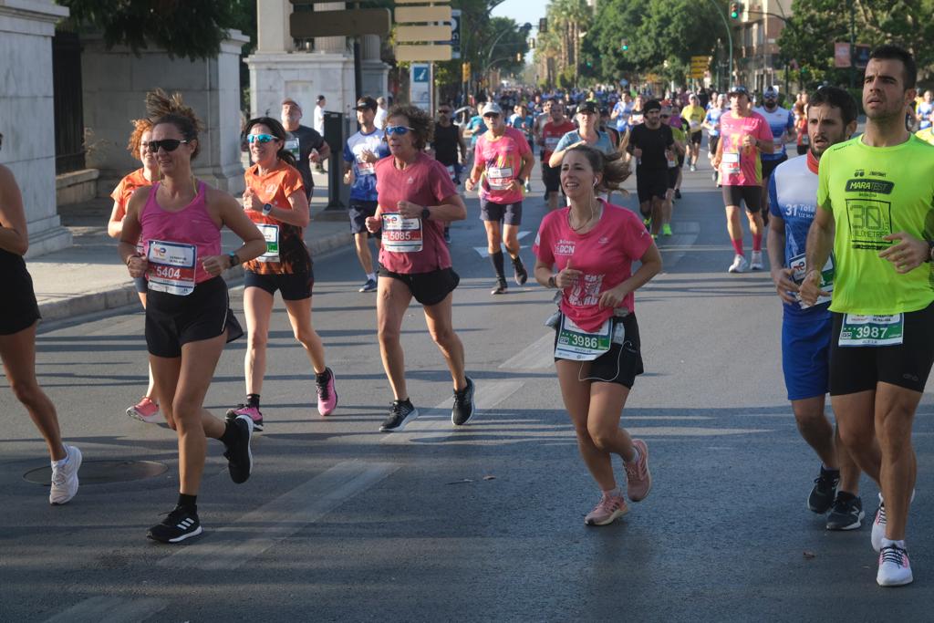 Miles de corredores participan en esta prueba que discurre por 21.097 metros homologados por la Real Federación Española de Atletismo, con sólo diez curvas y seis metros de desnivel desde el punto más alto al más bajo del recorrido.