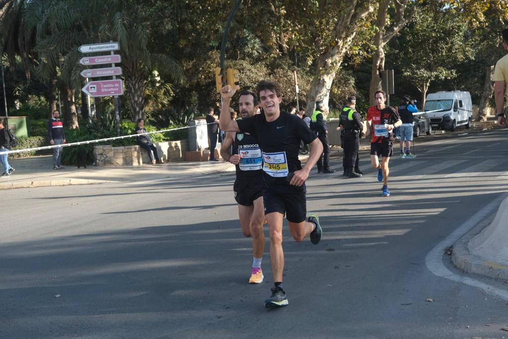 Miles de corredores participan en esta prueba que discurre por 21.097 metros homologados por la Real Federación Española de Atletismo, con sólo diez curvas y seis metros de desnivel desde el punto más alto al más bajo del recorrido.