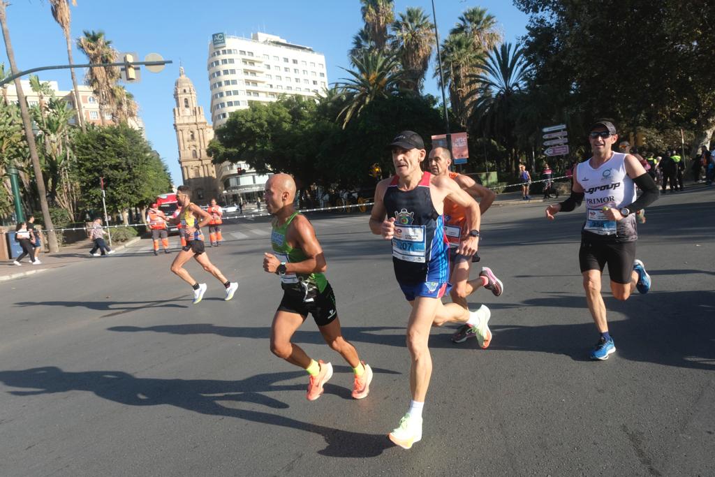 Miles de corredores participan en esta prueba que discurre por 21.097 metros homologados por la Real Federación Española de Atletismo, con sólo diez curvas y seis metros de desnivel desde el punto más alto al más bajo del recorrido.