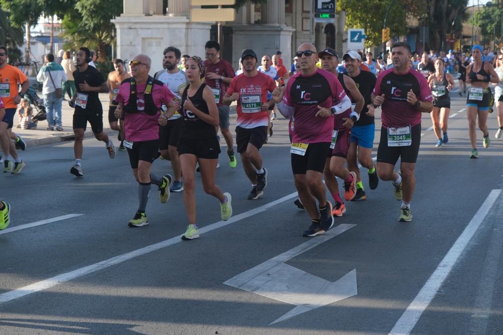 Miles de corredores participan en esta prueba que discurre por 21.097 metros homologados por la Real Federación Española de Atletismo, con sólo diez curvas y seis metros de desnivel desde el punto más alto al más bajo del recorrido.