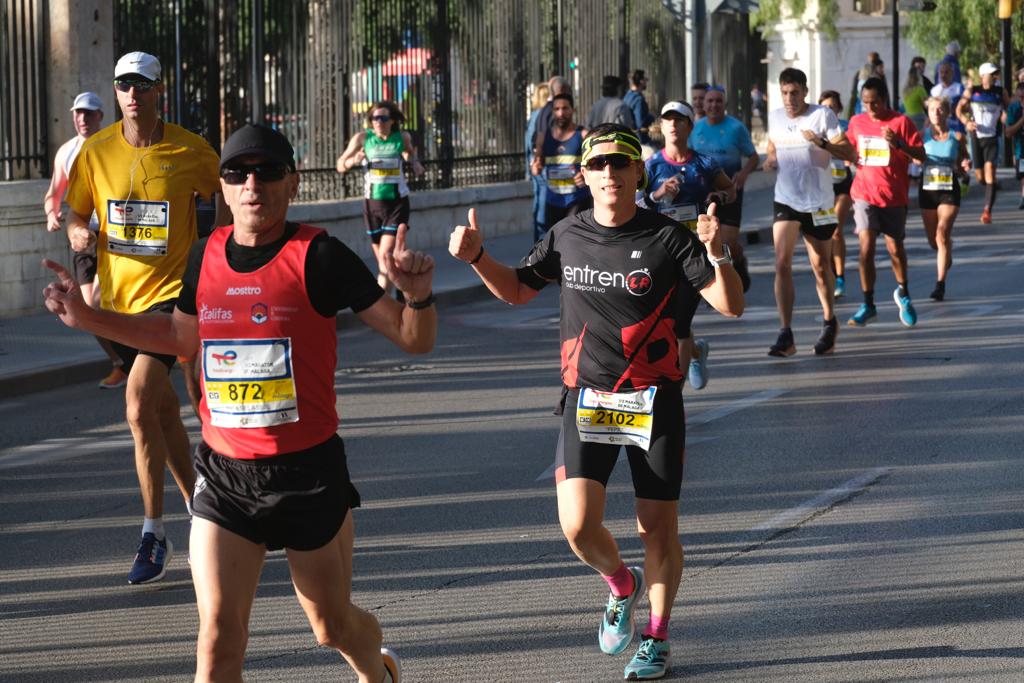 Miles de corredores participan en esta prueba que discurre por 21.097 metros homologados por la Real Federación Española de Atletismo, con sólo diez curvas y seis metros de desnivel desde el punto más alto al más bajo del recorrido.