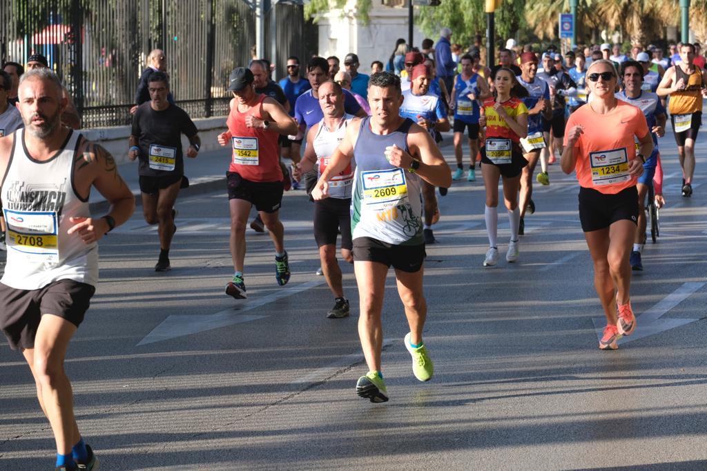 Miles de corredores participan en esta prueba que discurre por 21.097 metros homologados por la Real Federación Española de Atletismo, con sólo diez curvas y seis metros de desnivel desde el punto más alto al más bajo del recorrido.