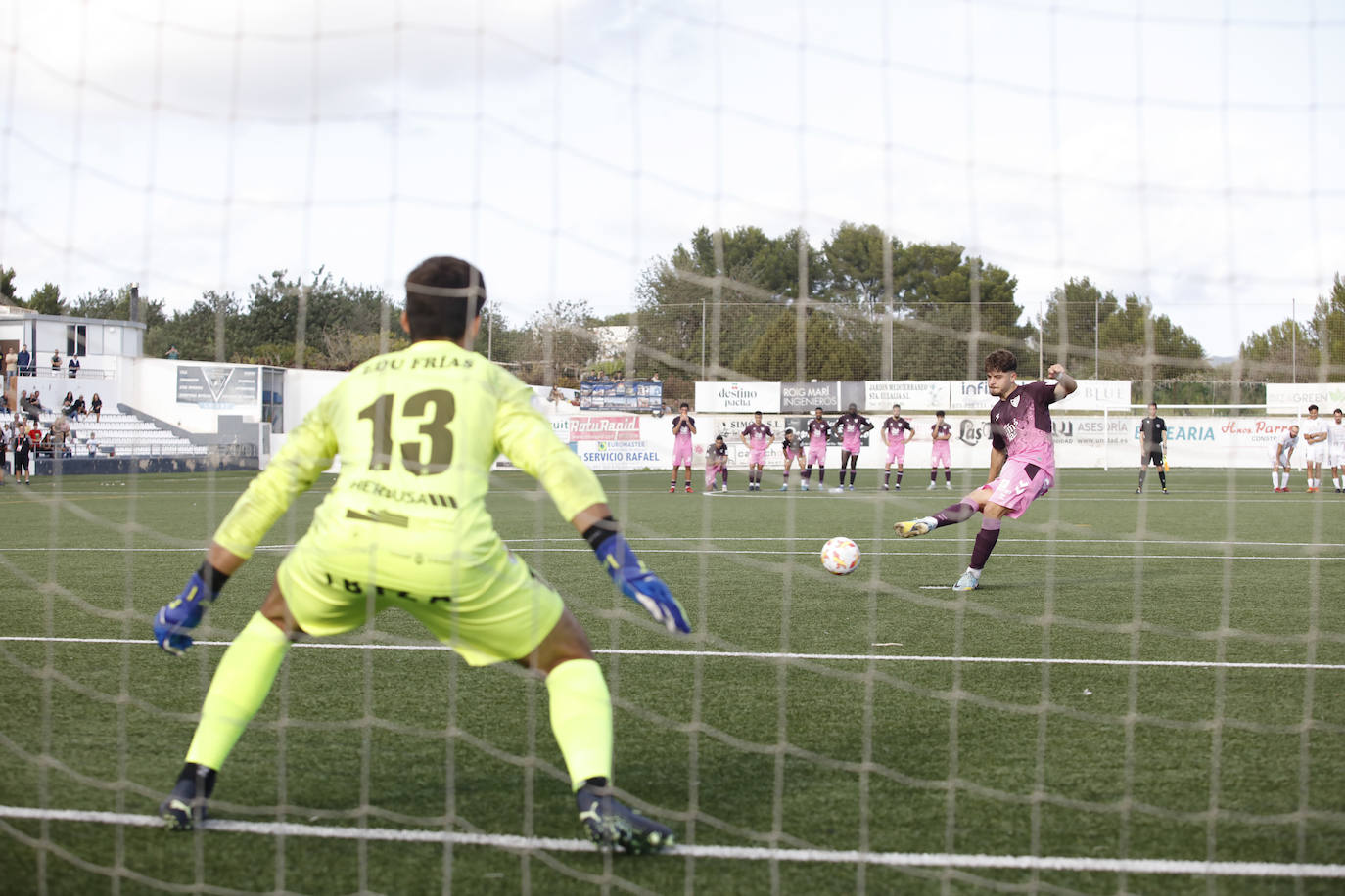 El conjunto blanquiazul logró con muchísimo sufrimiento el pase a la segunda ronda de la Copa del Rey en un partido en el que los locales se adelantaron en el marcador y estrellaron dos lanzamientos en los palos en el partido.