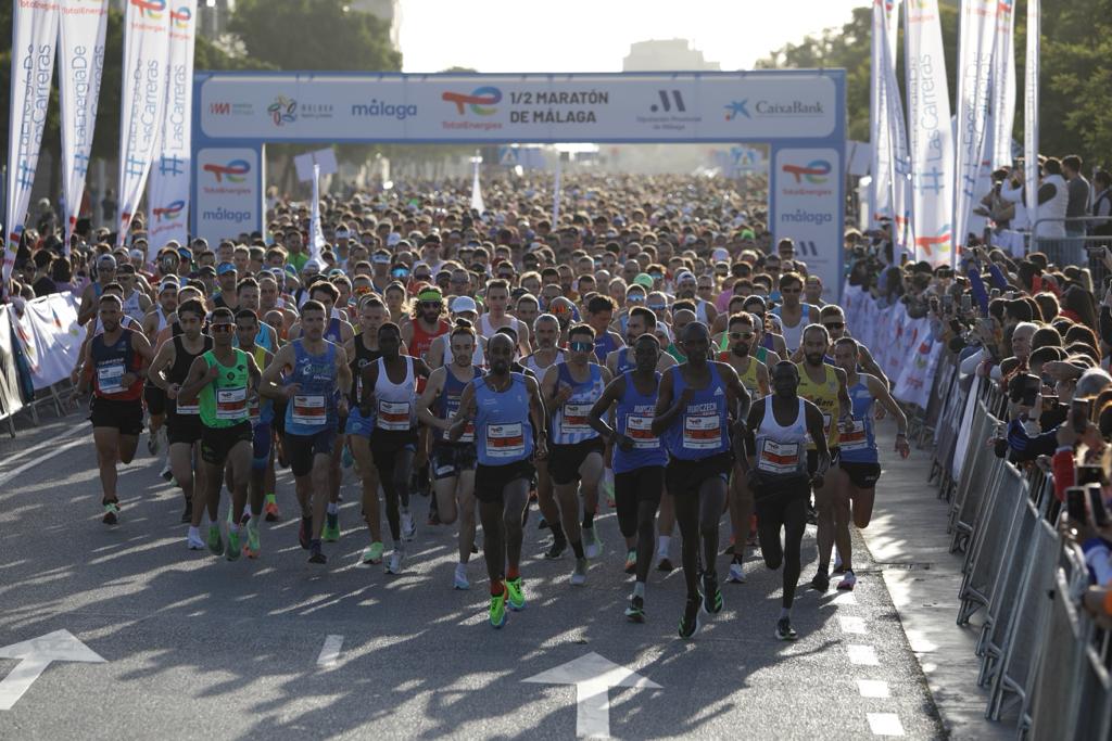 Miles de corredores participan en esta prueba que discurre por 21.097 metros homologados por la Real Federación Española de Atletismo, con sólo diez curvas y seis metros de desnivel desde el punto más alto al más bajo del recorrido.