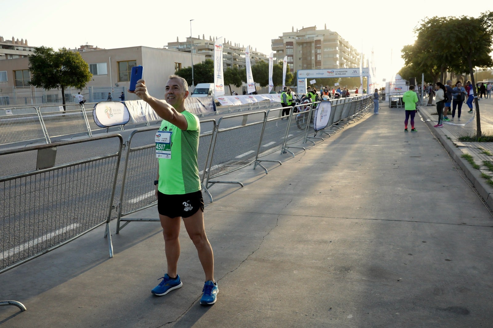 Miles de corredores participan en esta prueba que discurre por 21.097 metros homologados por la Real Federación Española de Atletismo, con sólo diez curvas y seis metros de desnivel desde el punto más alto al más bajo del recorrido.