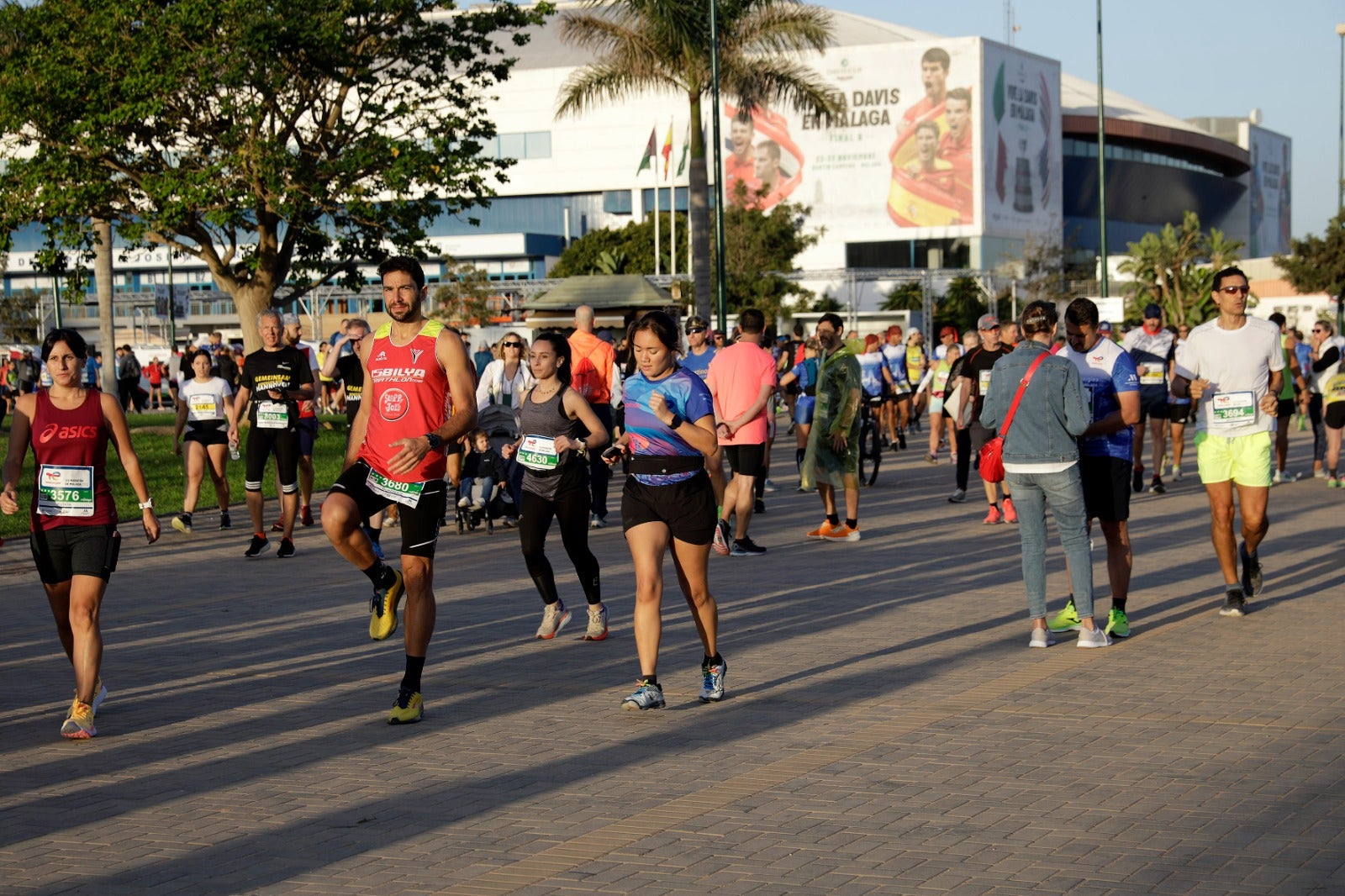 Miles de corredores participan en esta prueba que discurre por 21.097 metros homologados por la Real Federación Española de Atletismo, con sólo diez curvas y seis metros de desnivel desde el punto más alto al más bajo del recorrido.