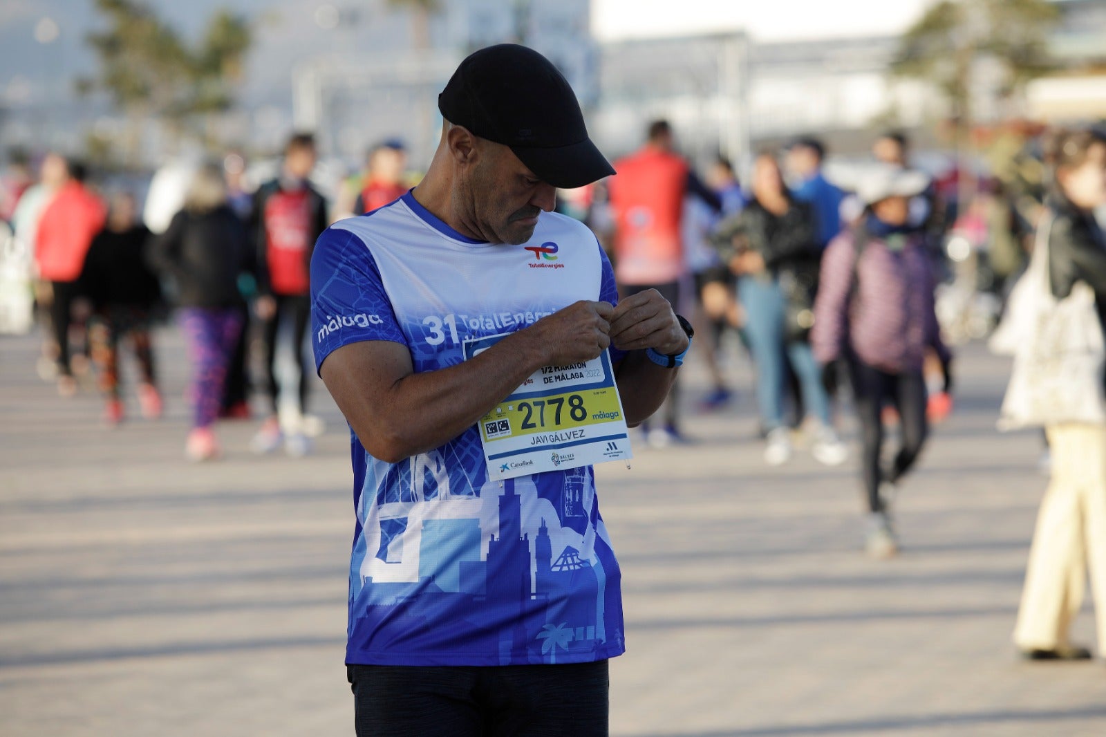 Miles de corredores participan en esta prueba que discurre por 21.097 metros homologados por la Real Federación Española de Atletismo, con sólo diez curvas y seis metros de desnivel desde el punto más alto al más bajo del recorrido.