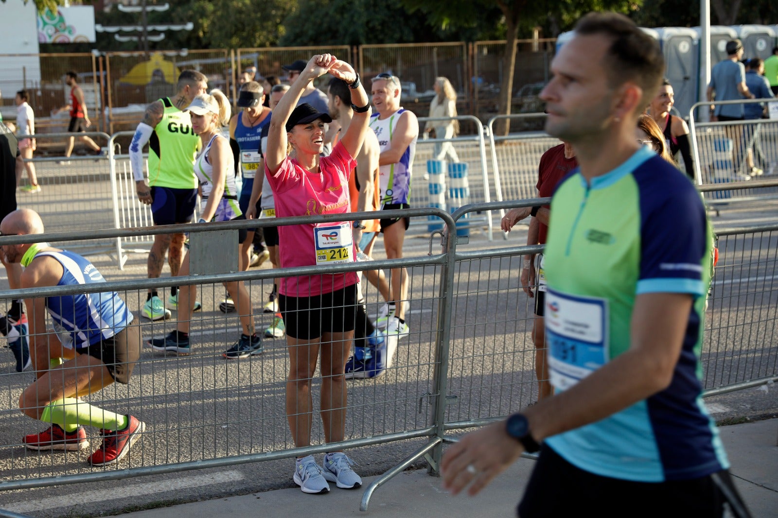 Miles de corredores participan en esta prueba que discurre por 21.097 metros homologados por la Real Federación Española de Atletismo, con sólo diez curvas y seis metros de desnivel desde el punto más alto al más bajo del recorrido.