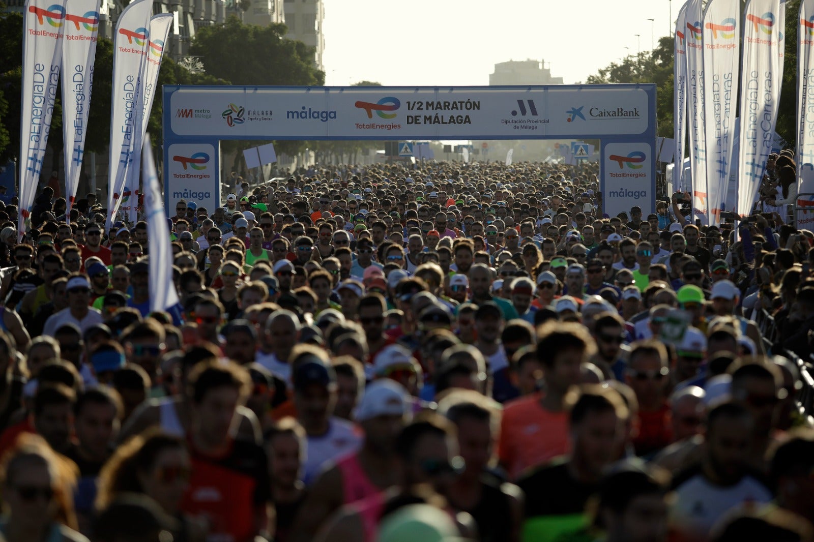 Miles de corredores participan en esta prueba que discurre por 21.097 metros homologados por la Real Federación Española de Atletismo, con sólo diez curvas y seis metros de desnivel desde el punto más alto al más bajo del recorrido.