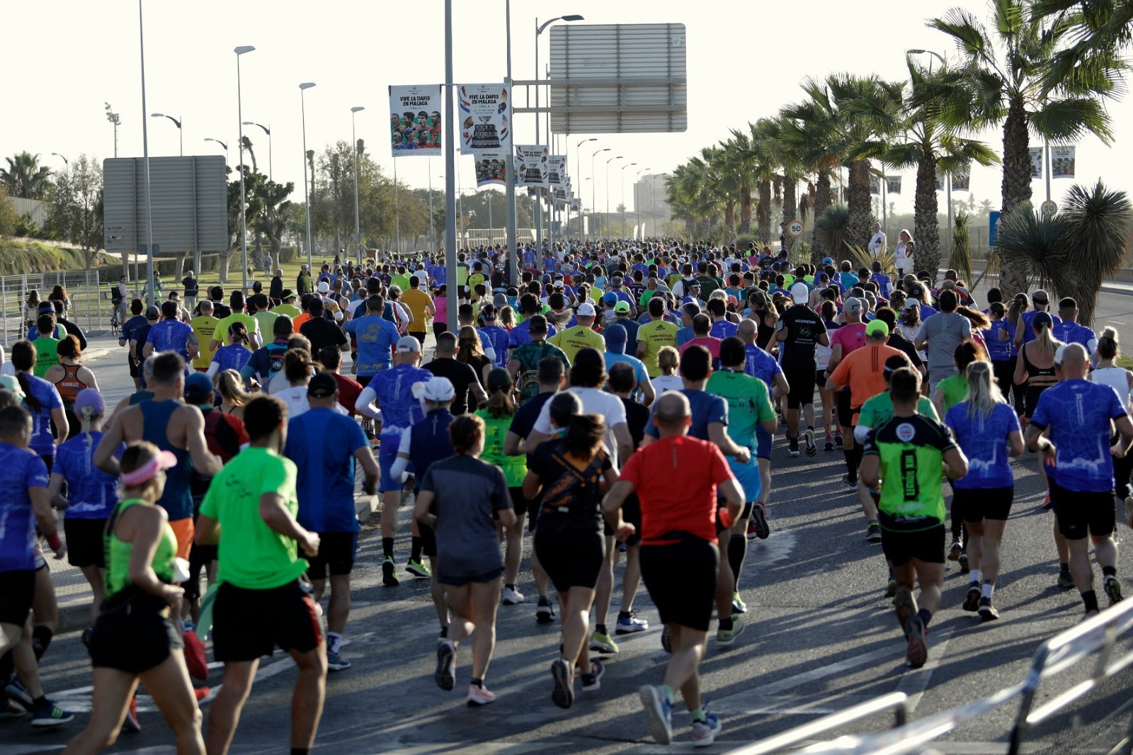 Miles de corredores participan en esta prueba que discurre por 21.097 metros homologados por la Real Federación Española de Atletismo, con sólo diez curvas y seis metros de desnivel desde el punto más alto al más bajo del recorrido.