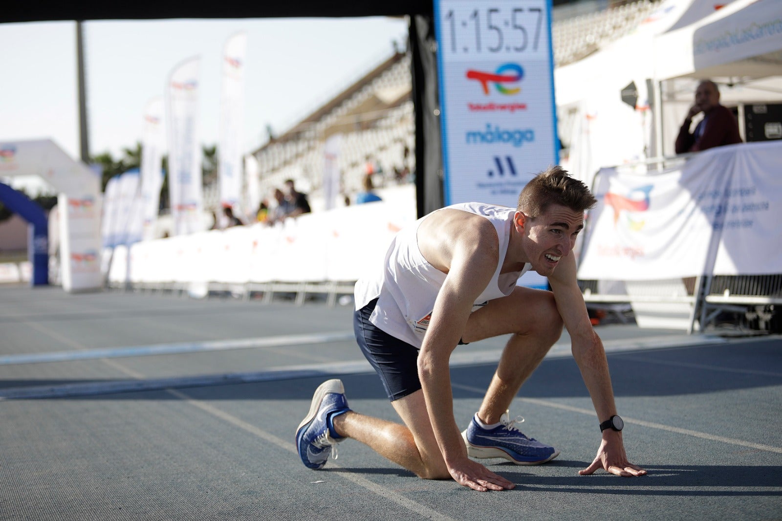 Miles de corredores participan en esta prueba que discurre por 21.097 metros homologados por la Real Federación Española de Atletismo, con sólo diez curvas y seis metros de desnivel desde el punto más alto al más bajo del recorrido.