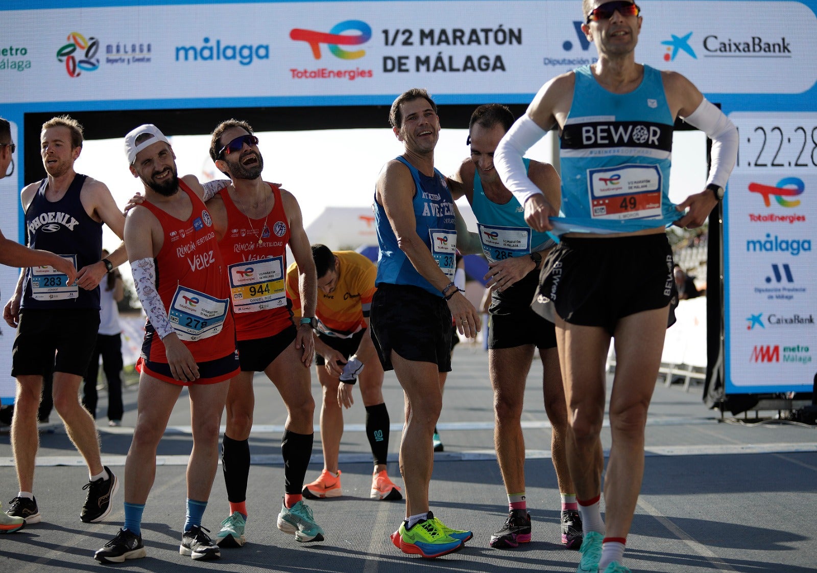 Miles de corredores participan en esta prueba que discurre por 21.097 metros homologados por la Real Federación Española de Atletismo, con sólo diez curvas y seis metros de desnivel desde el punto más alto al más bajo del recorrido.