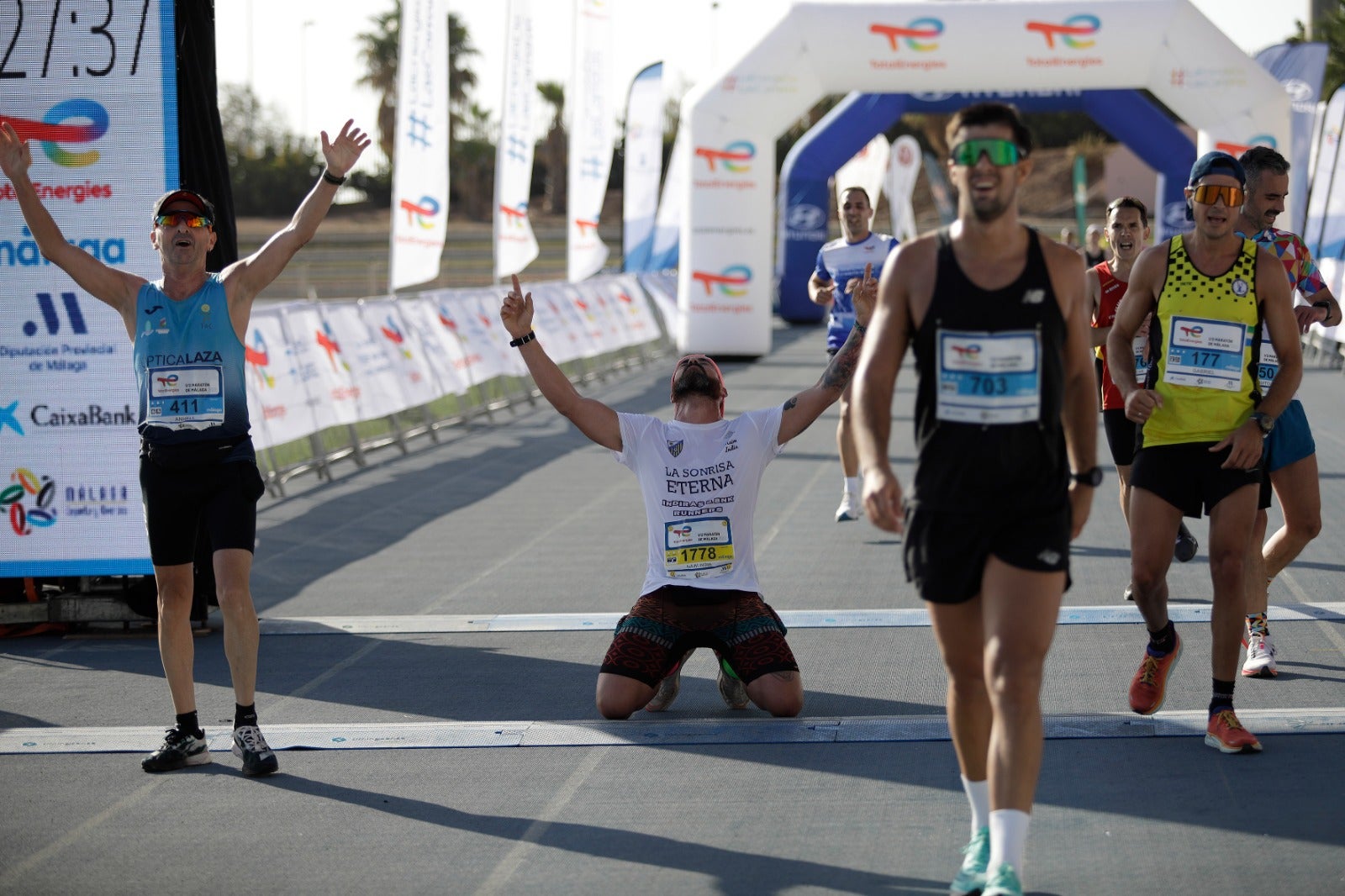 Miles de corredores participan en esta prueba que discurre por 21.097 metros homologados por la Real Federación Española de Atletismo, con sólo diez curvas y seis metros de desnivel desde el punto más alto al más bajo del recorrido.