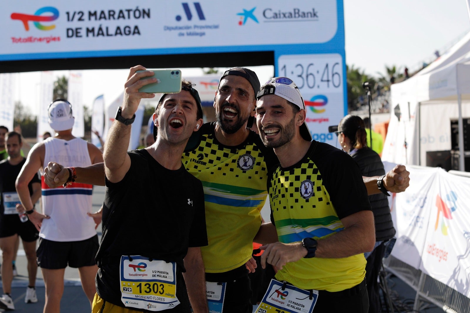 Miles de corredores participan en esta prueba que discurre por 21.097 metros homologados por la Real Federación Española de Atletismo, con sólo diez curvas y seis metros de desnivel desde el punto más alto al más bajo del recorrido.