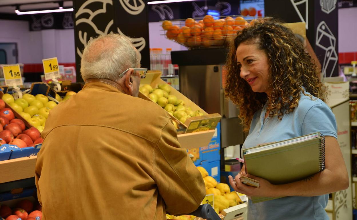 Entre los voluntarios y trabajadores de supermercados informan cómo donar a Bancosol. Imagen de archivo de la Gran Recogida en Maskom. 