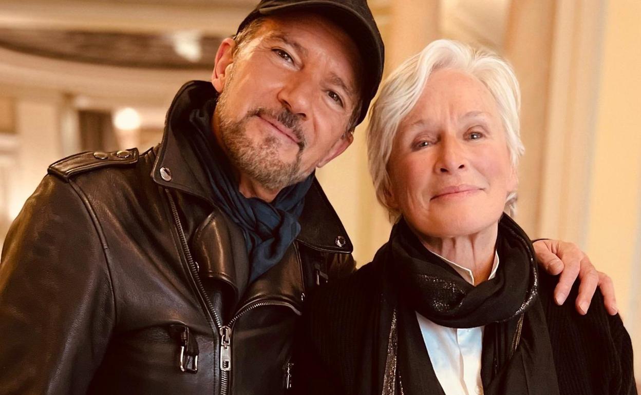 Antonio Banderas y Glenn Close, posando tras su encuentro en Madrid. 