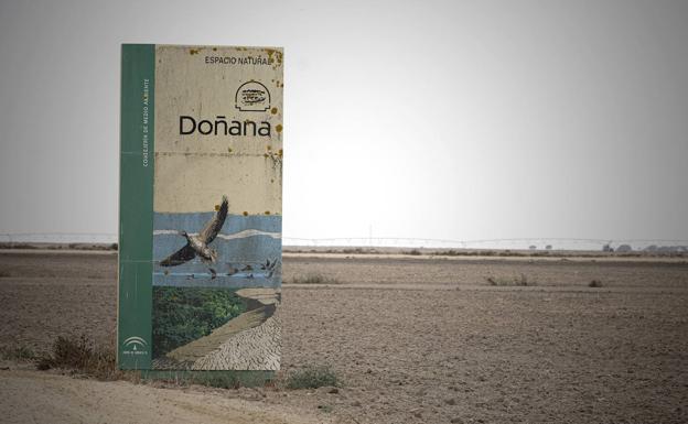 Uno de los carteles de entrada al Parque Nacional de Doñana.
