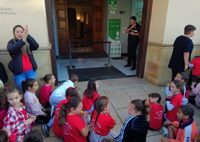 Imagen secundaria 1 - Tres imágenes de la protesta que han protagonizado este lunes los progenitores del colegio veleño ante el Ayuntamiento. 