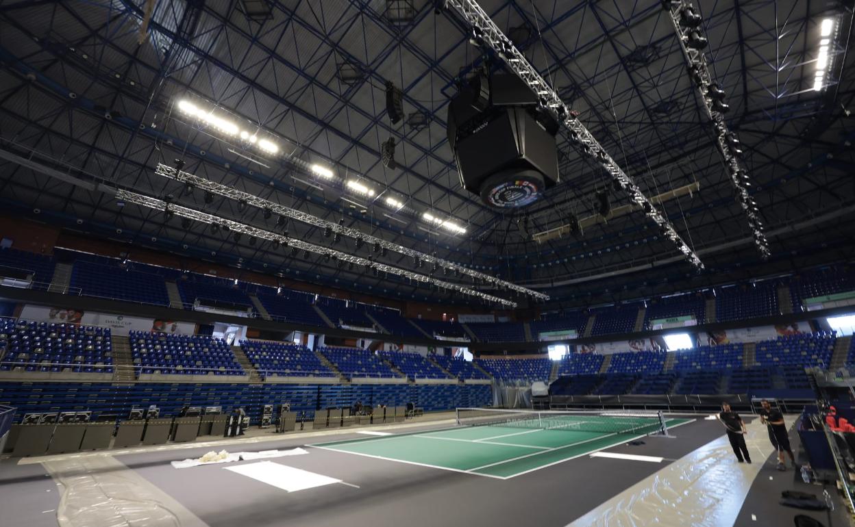 Imagen del interior del Palacio de los Deportes, ya con la pista que acogerá los partidos.