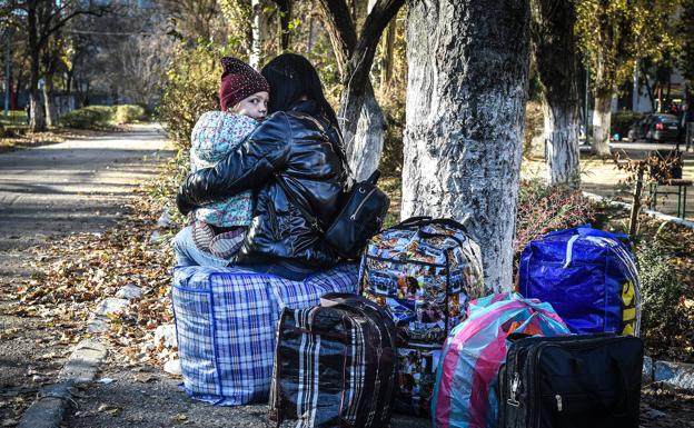 Personas evacuadas de la región de Jersón llegan al centro de alojamiento temporal en Dzhankoi, Crimea, el 14 de noviembre.