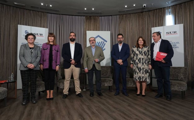 Soledad Ruiz, Ruth Sarabia, Kader Miguel Djebbour, José Vicente Astorga, Francisco Pomares, Natacha Rivas y Fernando Cubillo, antes de empezar el debate. 