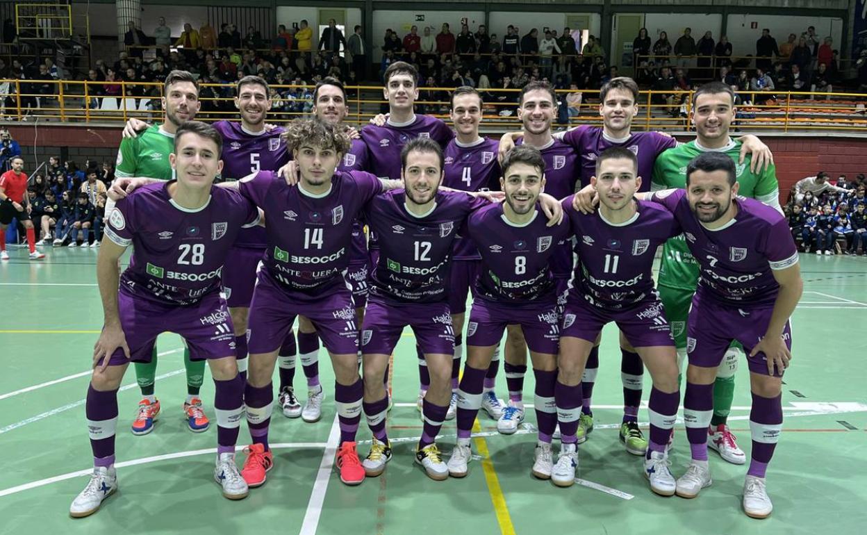 Plantilla del Antequera en el partido ante el Benavente. 