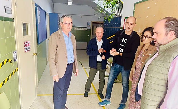 El alcalde, este martes en la visita al colegio de Benagalbón. 