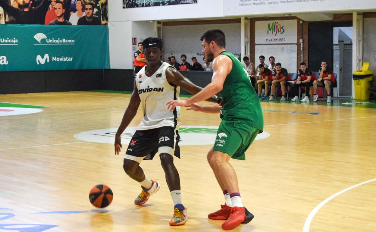 Bropleh y Barreiro, durante el partido jugado en Los Guindos. 