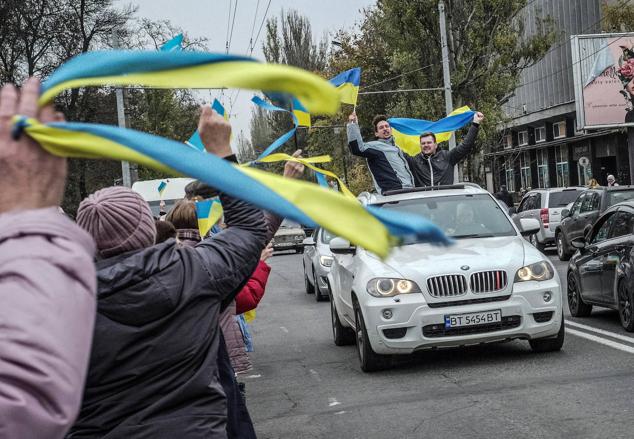 Los residentes locales celebran en el centro de Jersón la retirada de las tropas rusas, el 12 de noviembre de 2022.