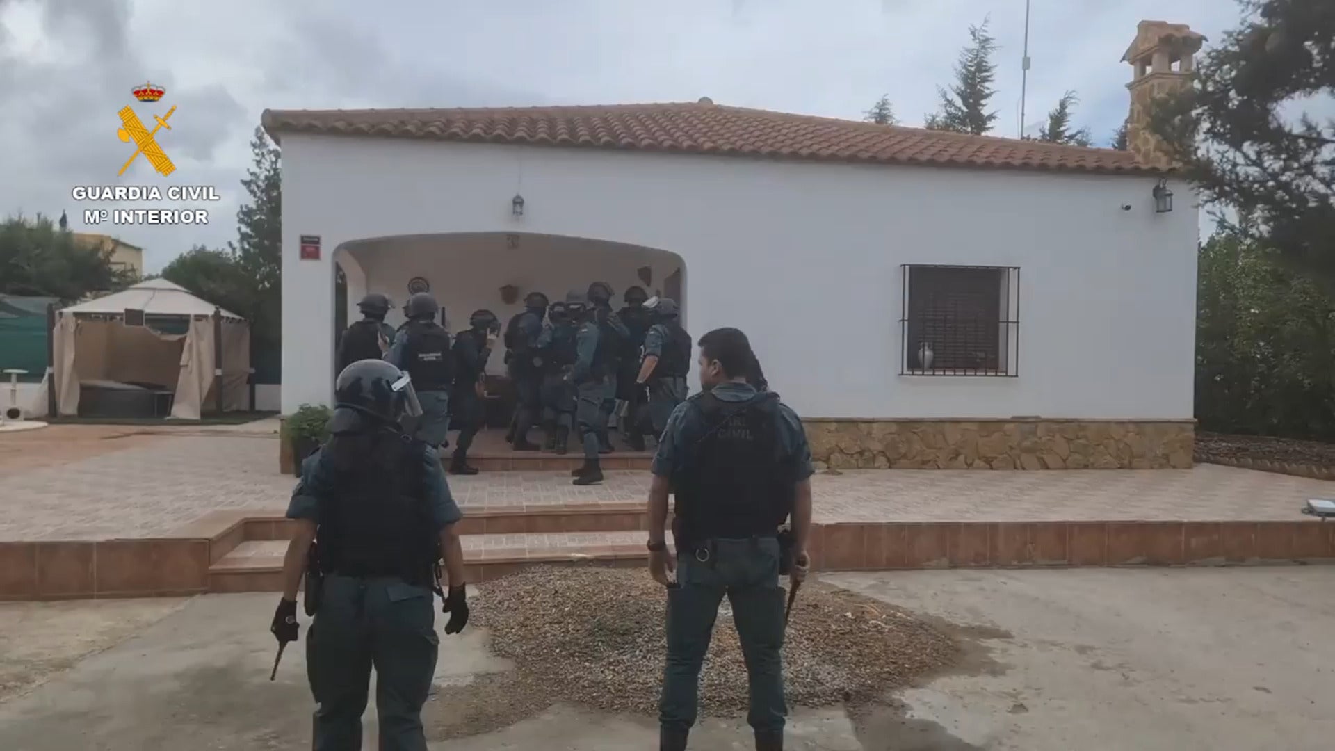Caen tres grupos criminales encargados de vender droga en localidades de Málaga y Sevilla y detienen a 23 personas