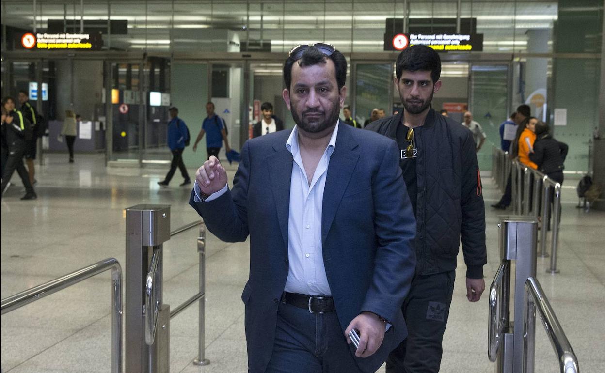 El jeque Al-Thani, seguido de su hijo Nasser, tras un viaje con el Málaga. 