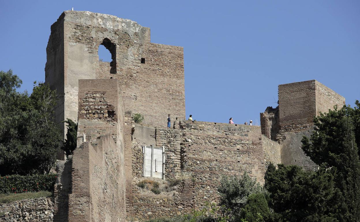 Uno de los lienzos de la muralla sur de la Alcazaba que se encuentran apuntalados. 
