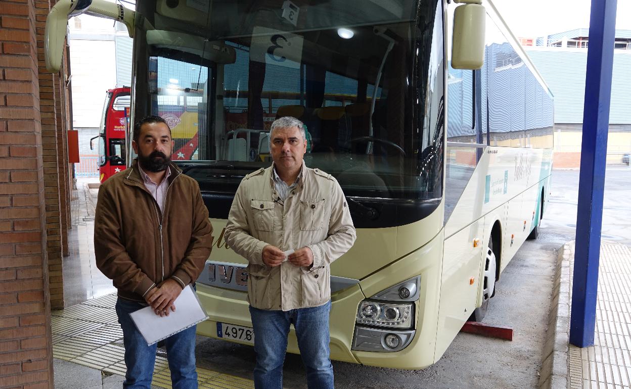 Los alcaldes socialistas de El Borge y Almáchar, este miércoles en la estación de autobuses de la capital. 