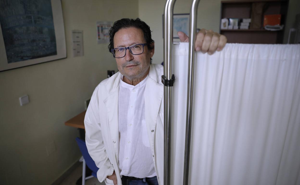 Juan Bellón, en una consulta del centro de salud de El Palo. 