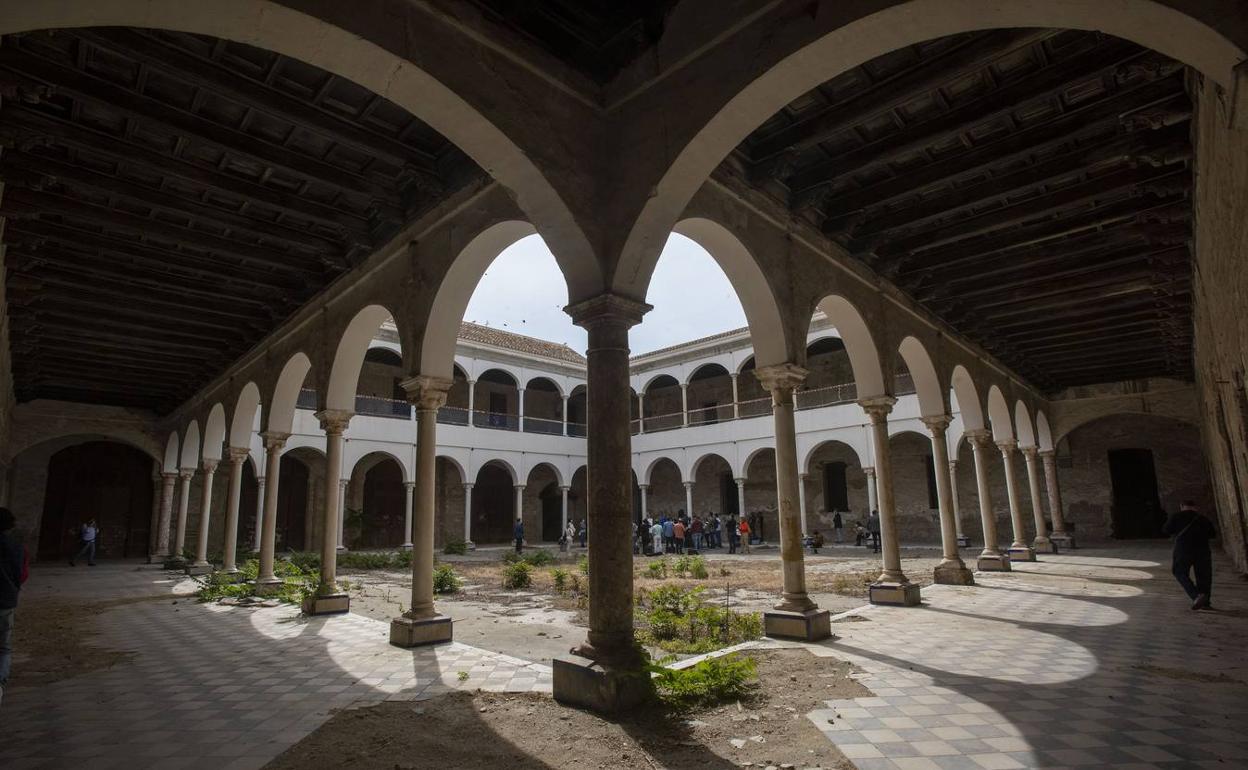 Claustro y patio del antiguo Convento de la Trinidad. 